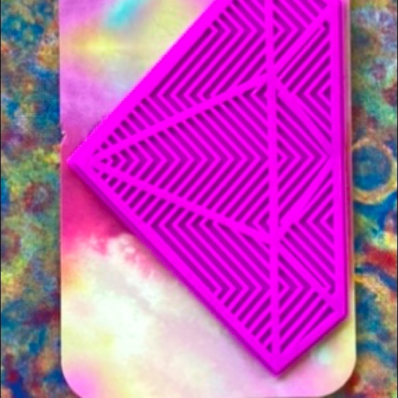 NIP Silicone Diamond Shaped Brush Cleaner 💜 - Picture 2 of 4